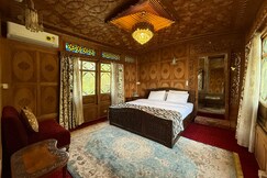 LORD PALACE HOUSEBOAT