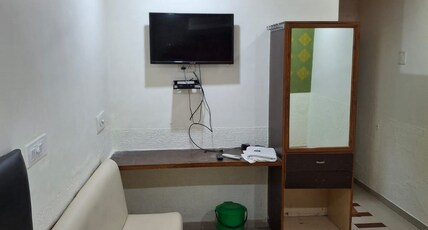 Runway Rest Room Type - City View Family Room King Bed