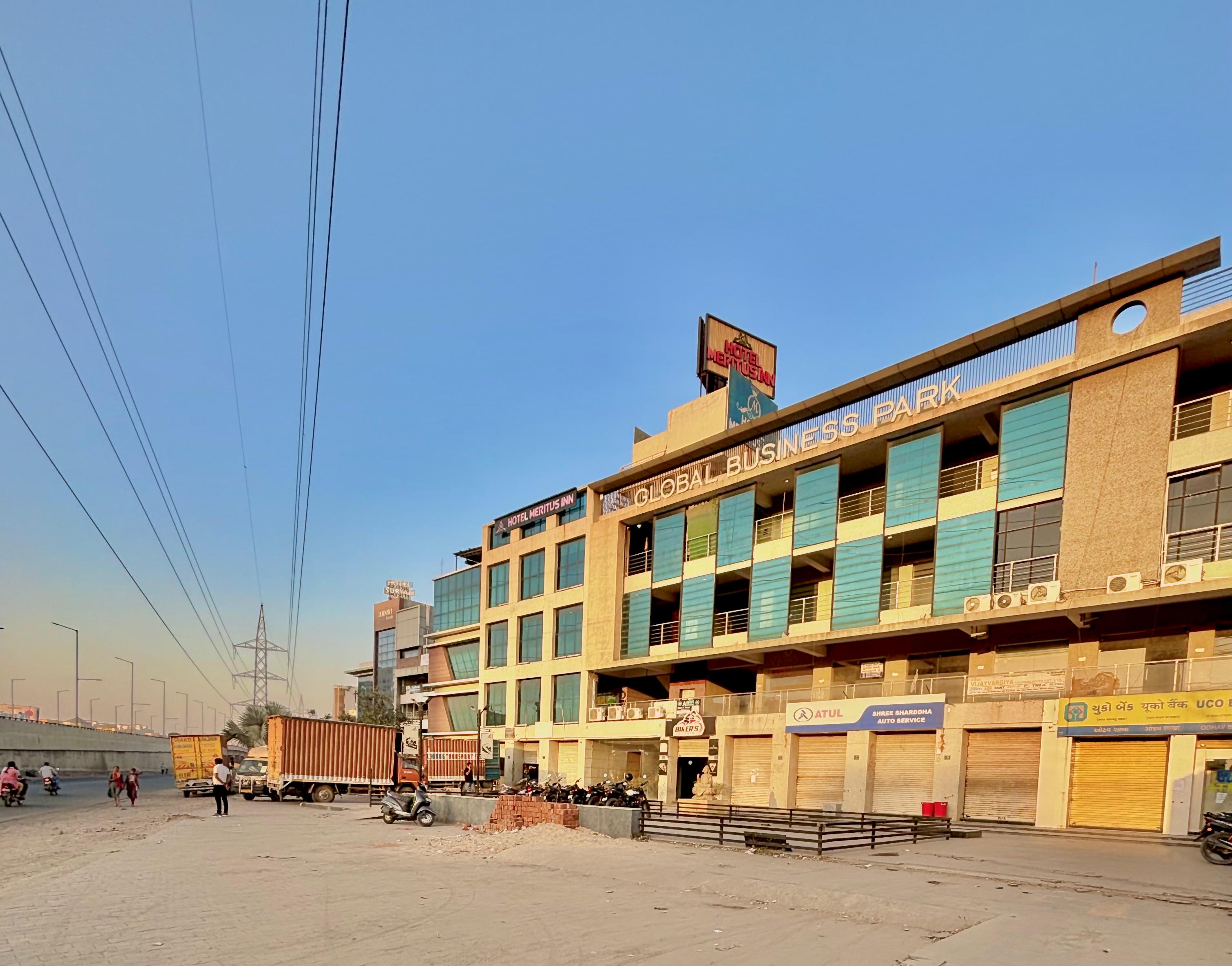 Hotel Meritus Inn - Tap to explore photos