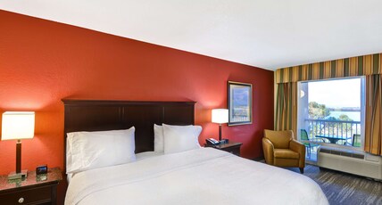 Hampton Inn Mobile-East Bay/Daphne, AL Room Type - 1KN BAYVW STE BALC SFABD N