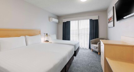 undefined Room Type - 1 King 1 Single, Non-Smoking, Free Wifi Connection, Cable Television, Mini Bar, 42 Inch Lcd Televisi undefined Room Type - 1 King 1 Single, Non-Smoking, Free Wifi Connection, Cable Television, Mini Bar, 42 Inch Lcd Televisi