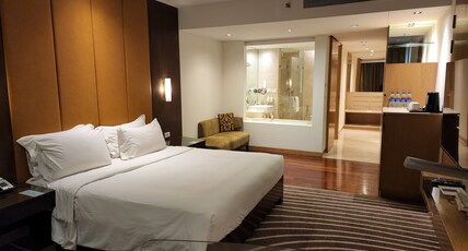 Holiday Inn Mumbai International Airport Room Type - Deluxe King Room Holiday Inn Mumbai International Airport Room Type - Deluxe King Room
