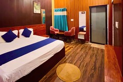 Atithi Hotel 3 min walk to Reengus bus stand