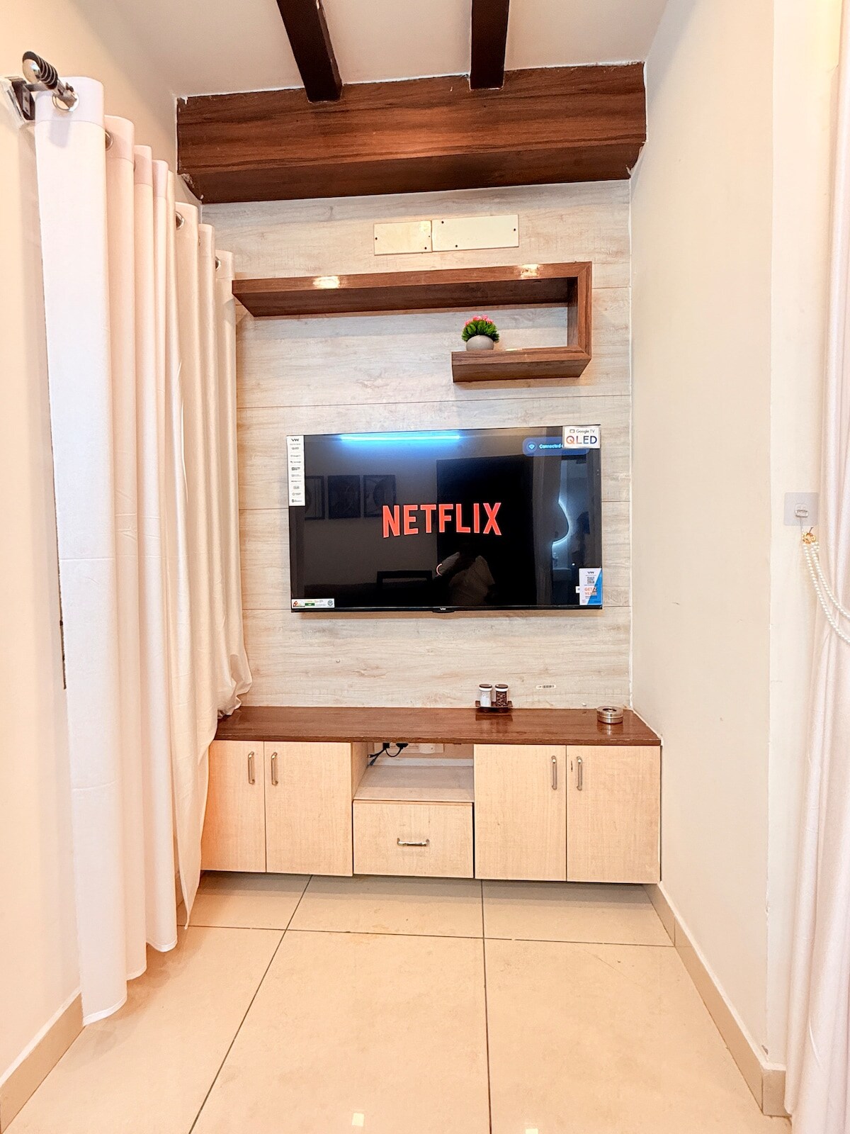 Jacuzzi 1BHK Suite in Koramangala Elevator AC R2 - Tap to explore photos