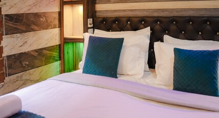 Blue Horizon 1BR Houseboat Meals by Homeyhuts Room Type - Bedroom