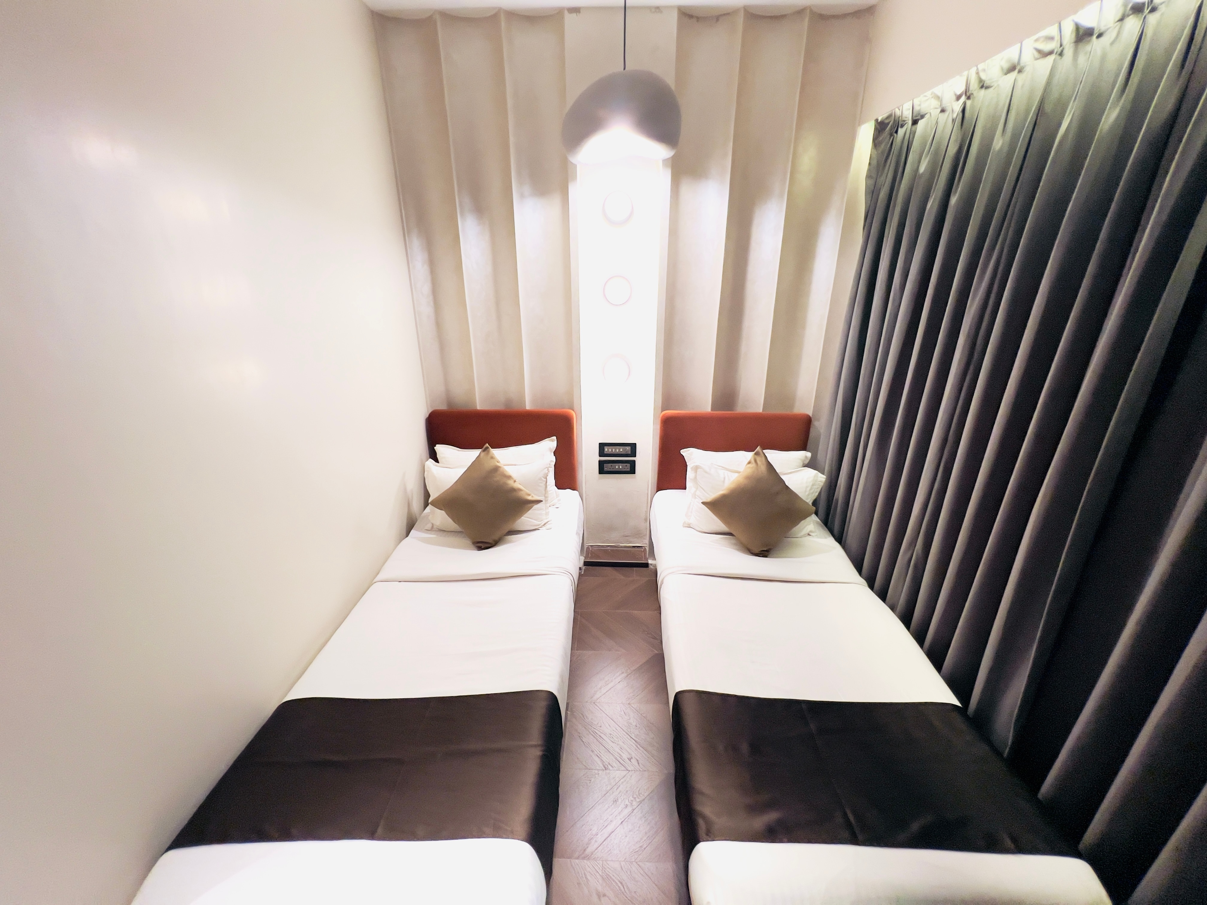 Hotel White Pearl - Colaba - Tap to explore photos