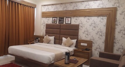 Hotel Royal Fort Division by Akshar Hotel Room Type - Deluxe Room with City View