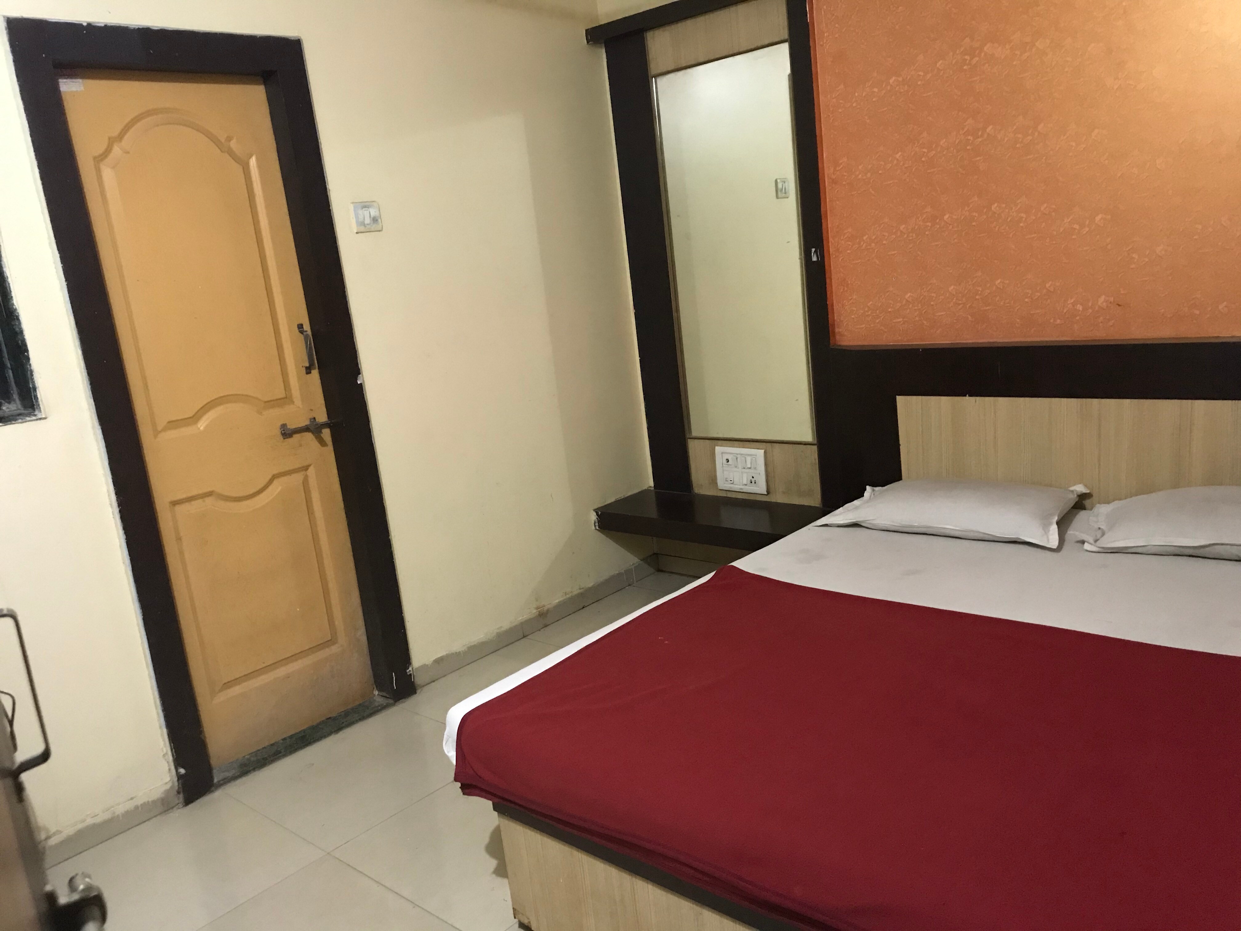 Hotel Sai Harjeevan - Tap to explore photos