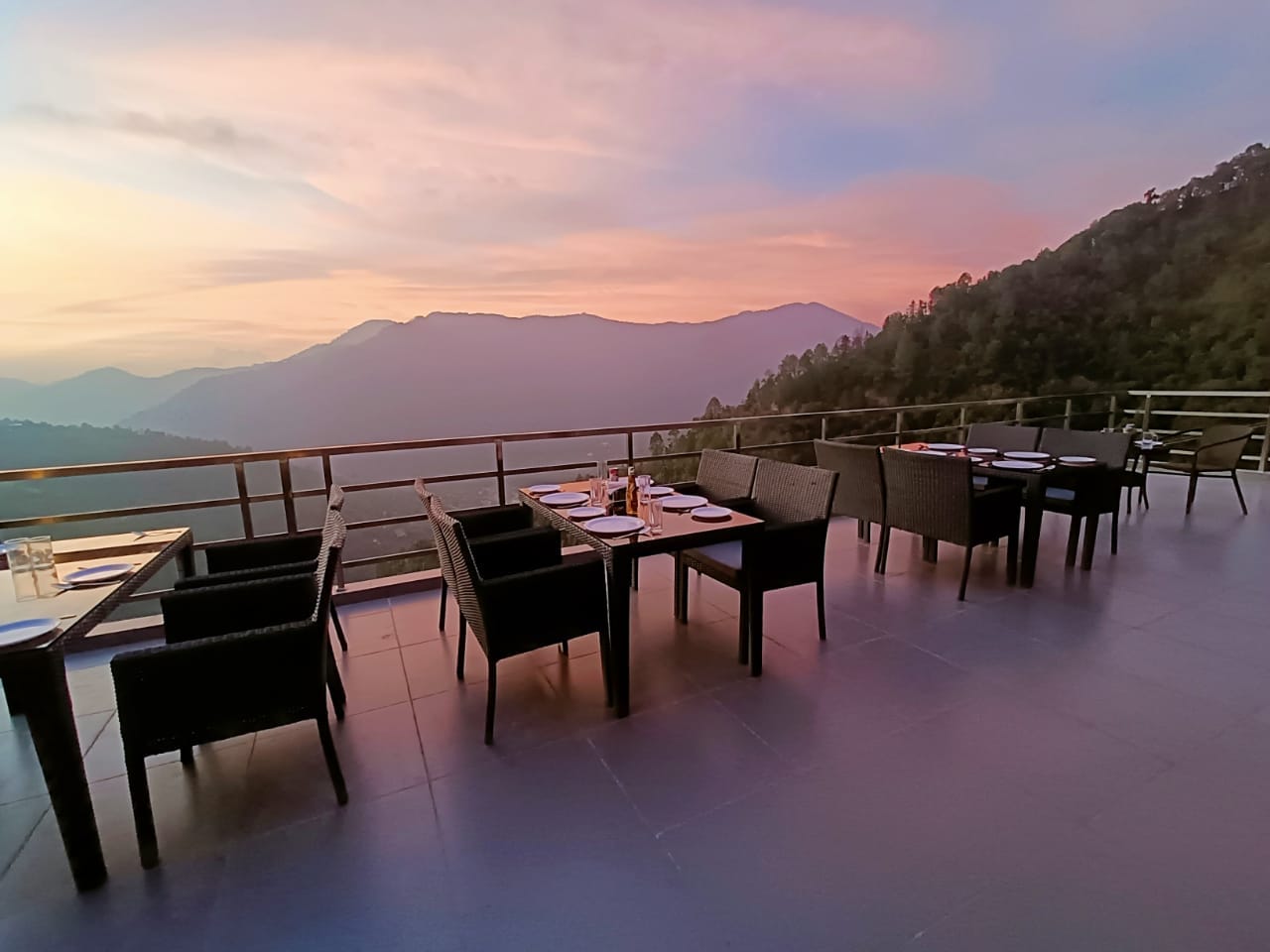 Hotel Cloud Inn - Tap to explore photos