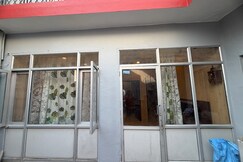 Cozy Wooden Homestay in Kangra with Mountain View