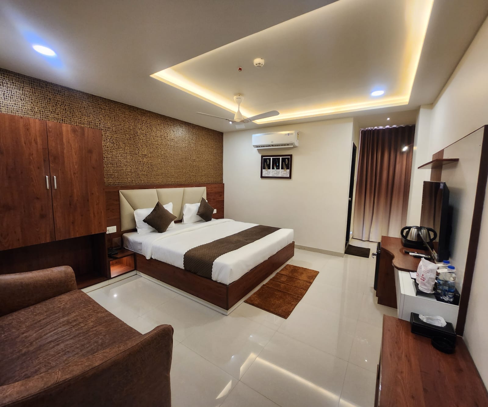 HOTEL 4REN - Tap to explore photos