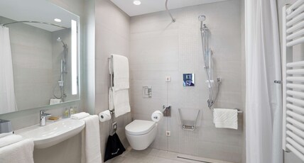 Hilton Garden Inn Budapest City Centre Room Type - KING ACCESSIBLE ROOM