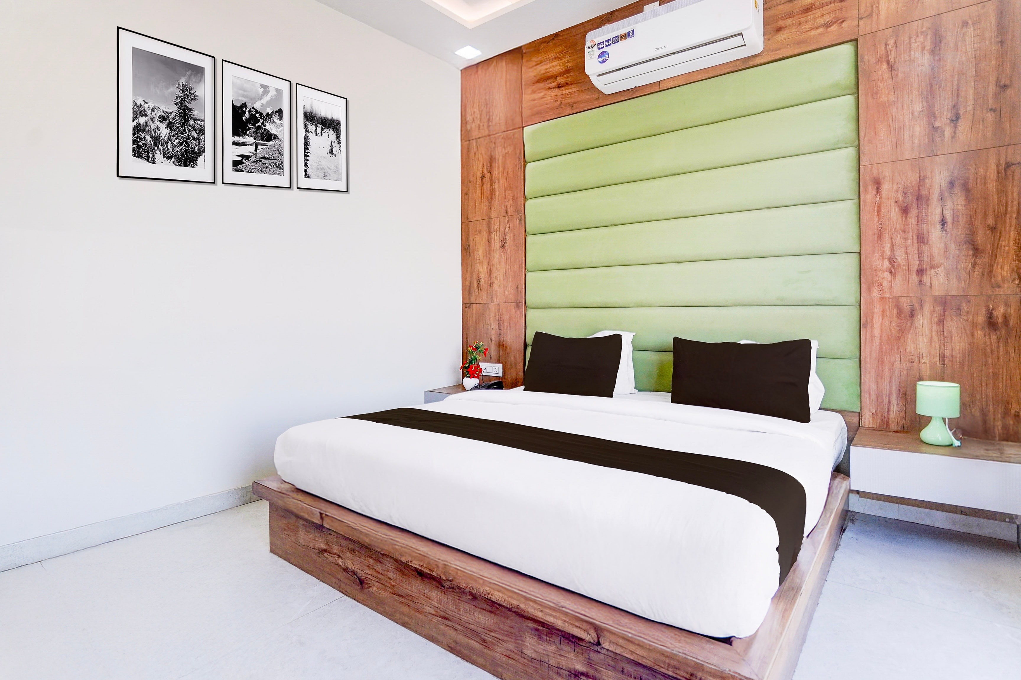 Super Townhouse Govardhan - Tap to explore photos