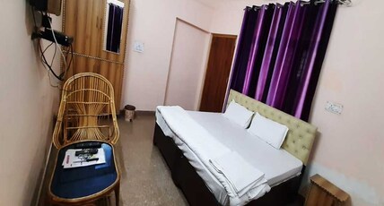 Nandini Homestay Room Type - Deluxe (AC ROOM)