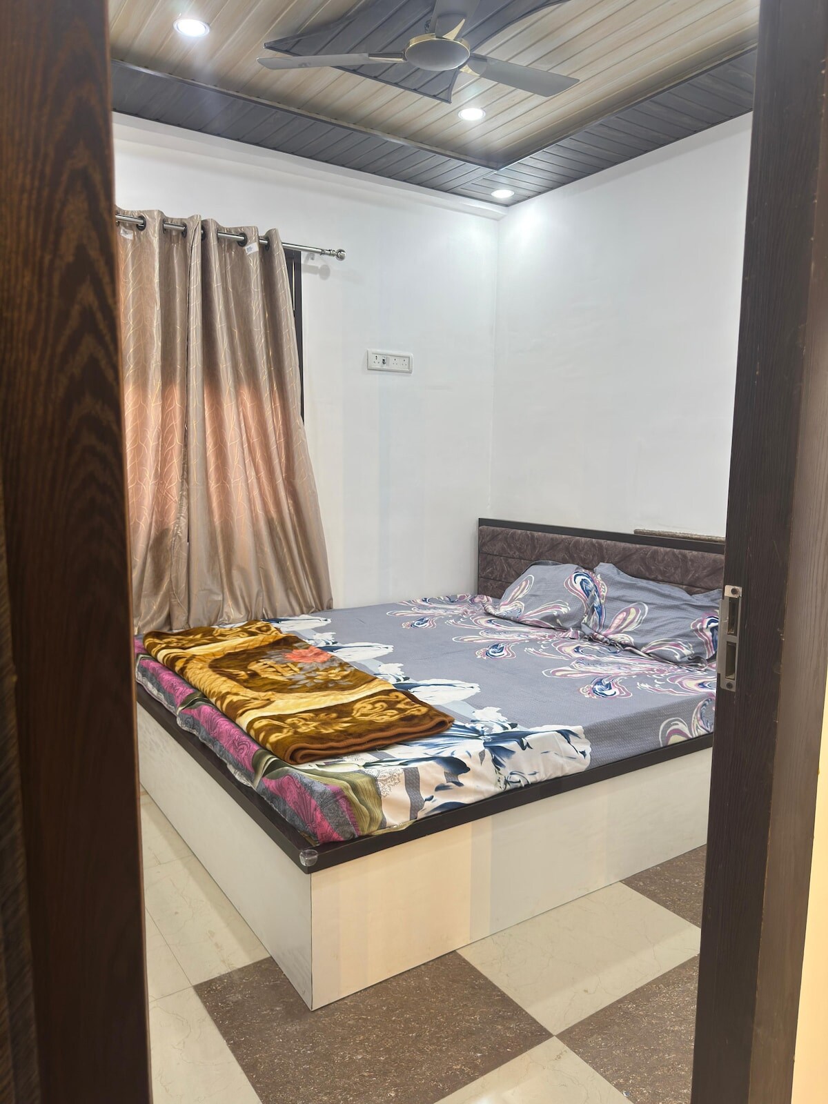 3 bhk flat with all amenities at centerof Varanasi - Tap to explore photos