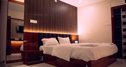 HOTEL DIBYANSH PREMIUM Room Type - Deluxe Room with Balcony
