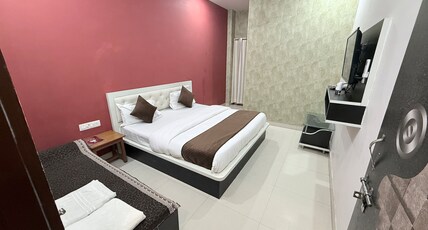 Hotel Aapno Shyam and Restaurant Room Type - Double Bed Deluxe Room