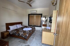 Address of Hotel Stone Crest