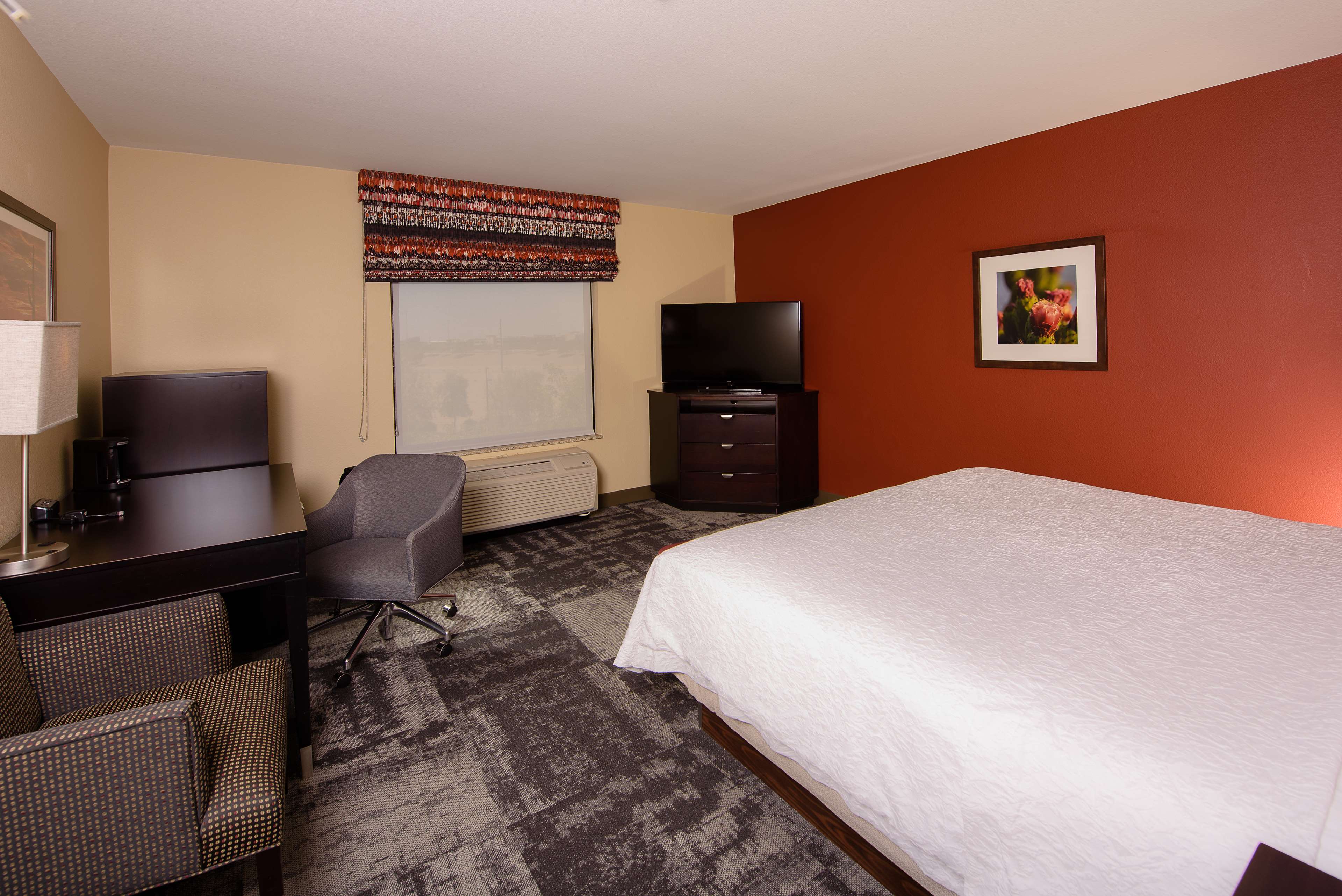 Hampton Inn & Suites Phoenix Chandler Fashion Center - Tap to explore photos