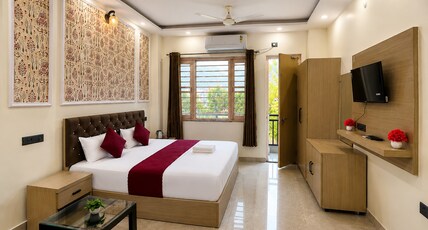 Hotel Pratishtha Room Type - Super Deluxe Room with Balcony and Mountain View