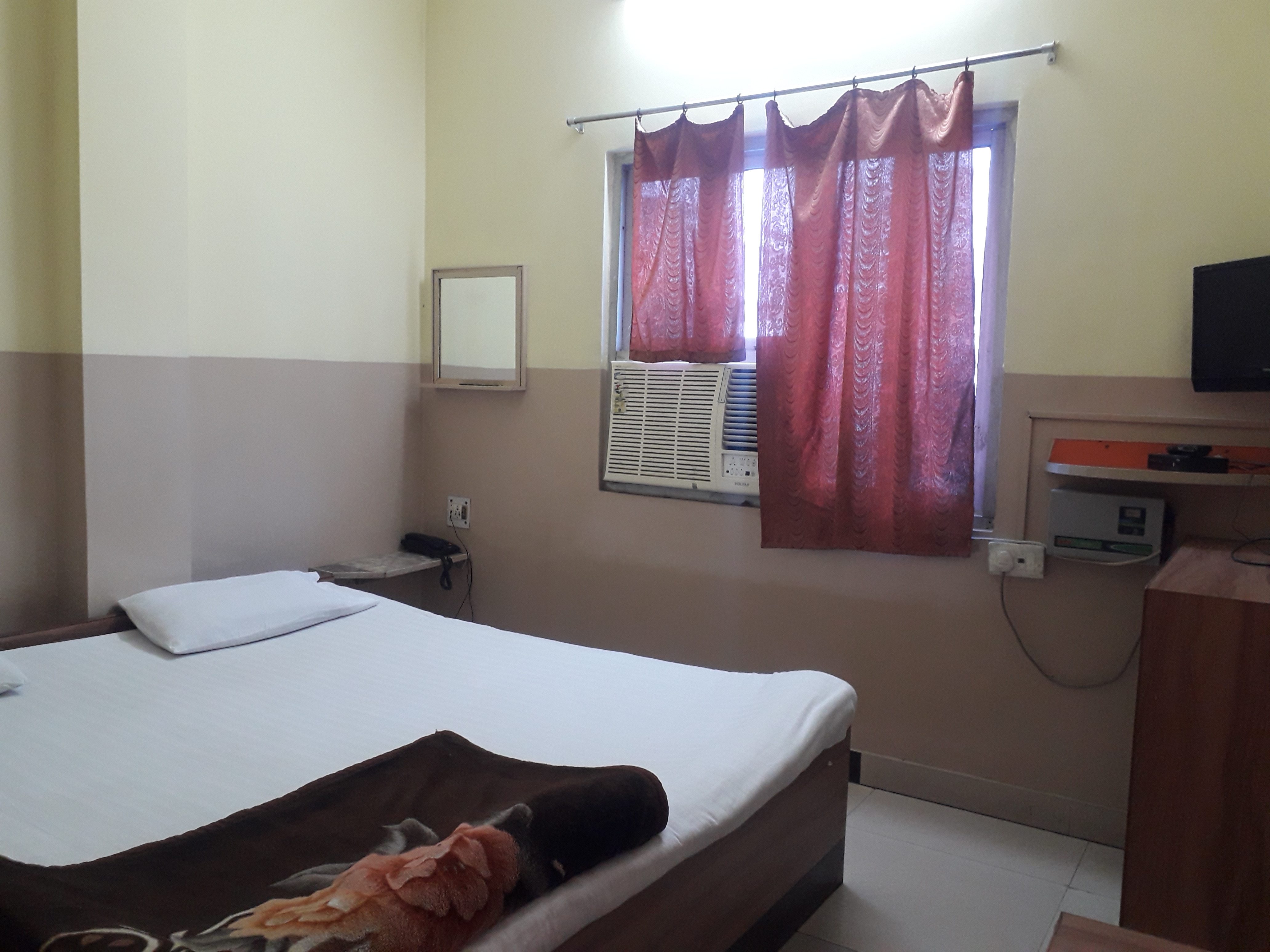 Hotel Ashiyana - Tap to explore photos