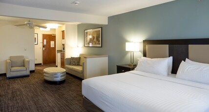 Holiday Inn Express Hotel & Suites-Saint Joseph Room Type - 1 King Standard Courtyard View