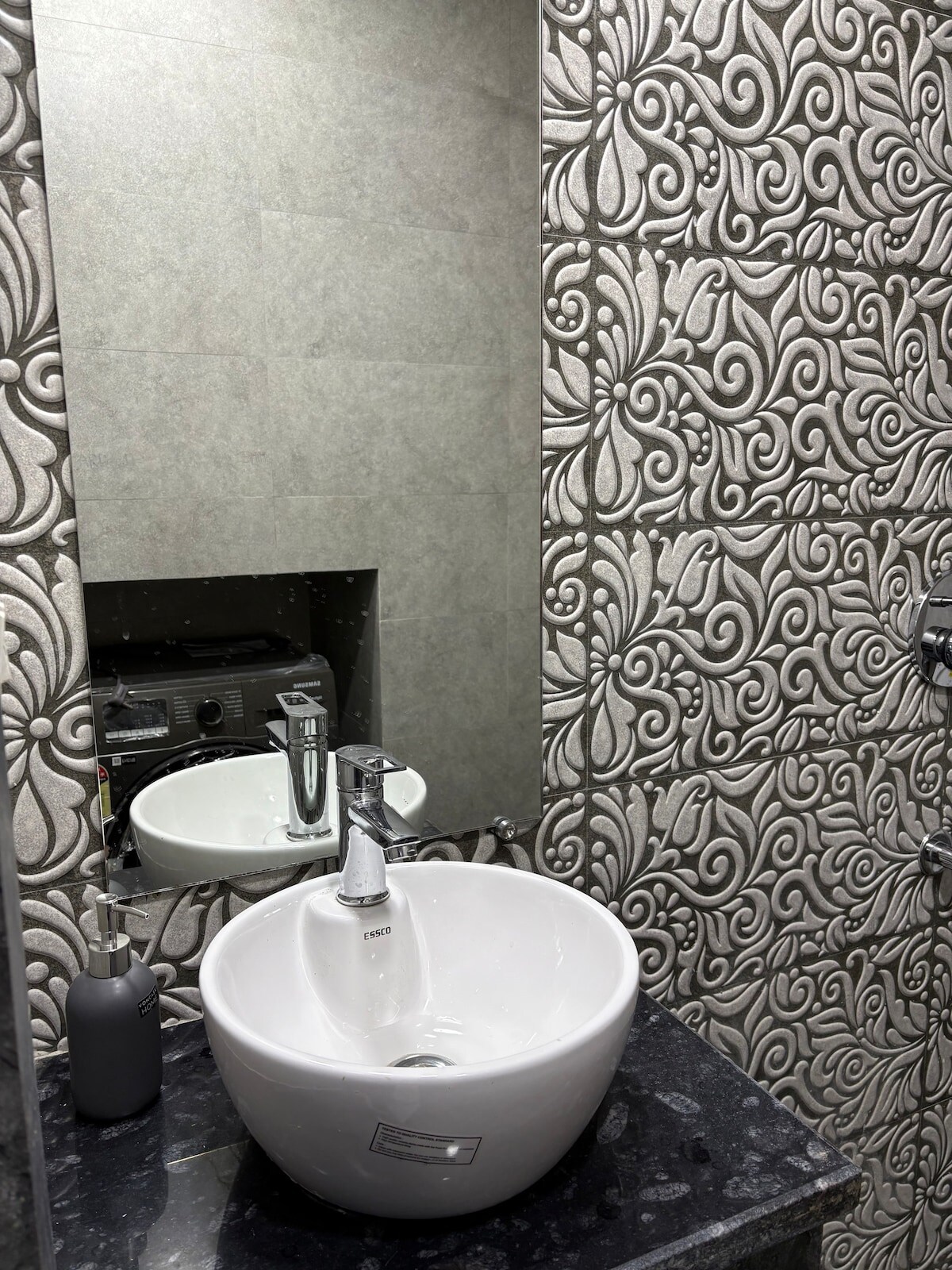 Elegant Studio Apt in West Delhi - Tap to explore photos