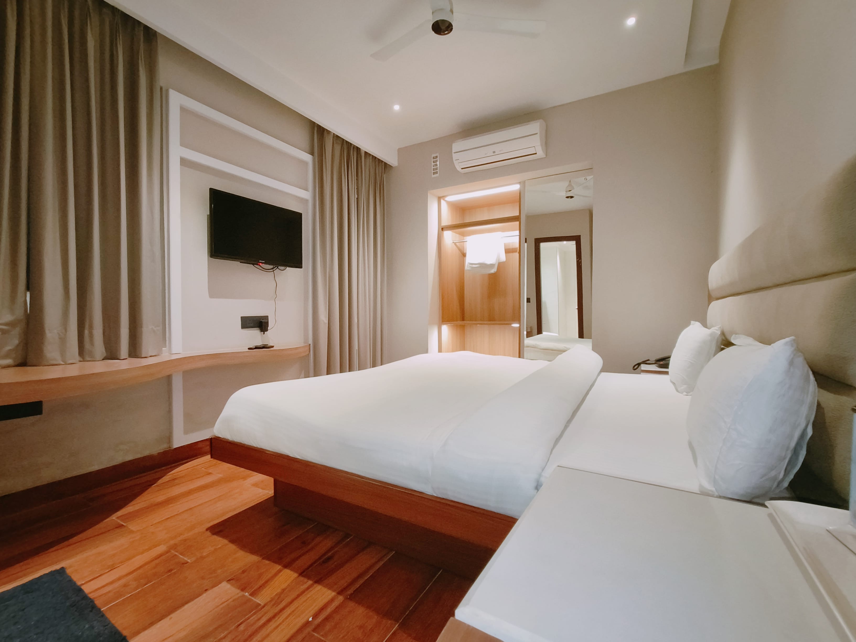 Hotel Aura Rooms - Tap to explore photos