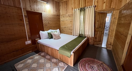 Rock Top Inn | Rooms & Restaurant Room Type - Wooden Room with Private Balcony with Garden View