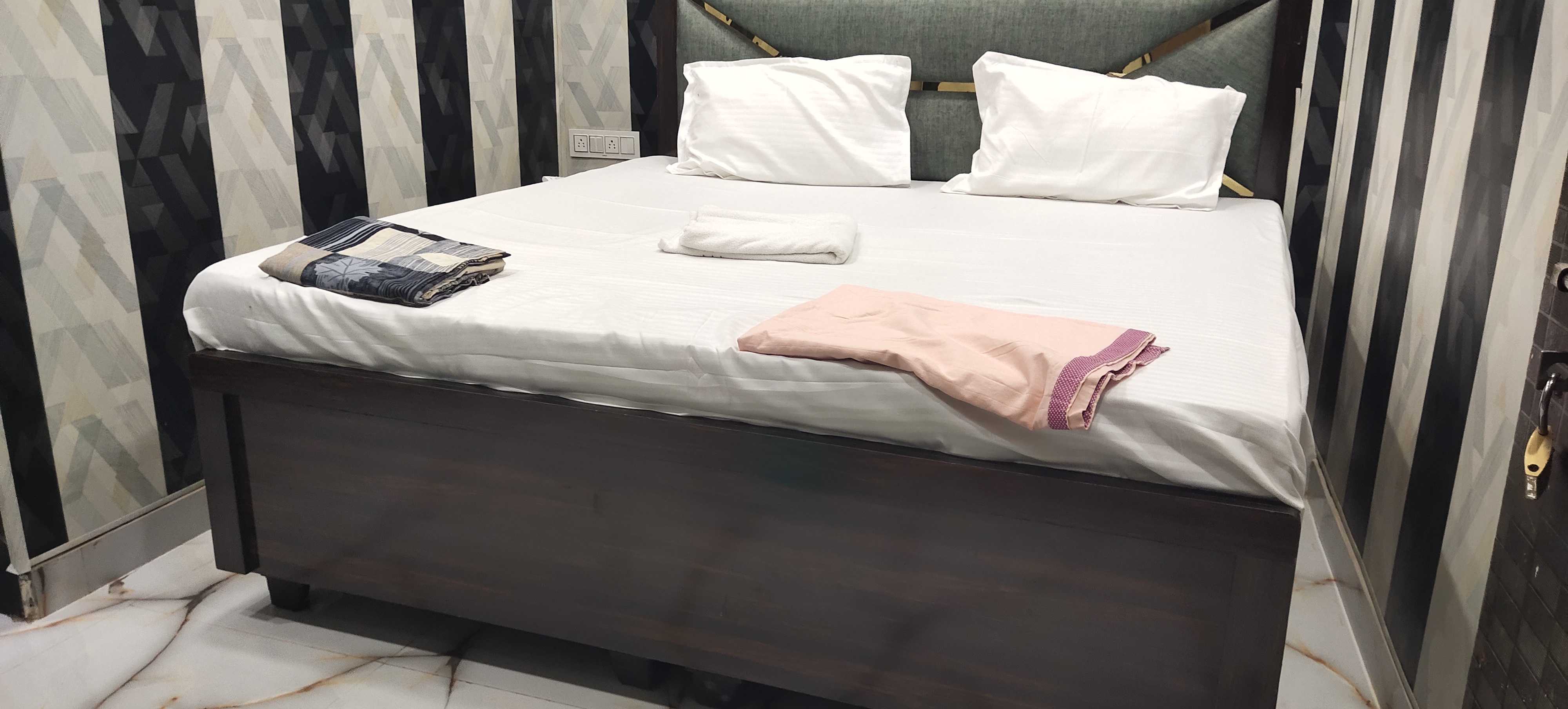 Hotel O Golden Palace Homestay - Tap to explore photos