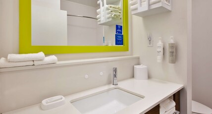 Hampton Inn by Hilton Clarion Room Type - 1 KING BED NON SMOKING
