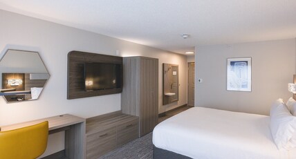 Holiday Inn Express & Suites MARQUETTE Room Type - Standard Room