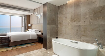 Crowne Plaza Beihai Silver Beach Room Type - 1 Bedroom Suite Oceanfront Lounge Access