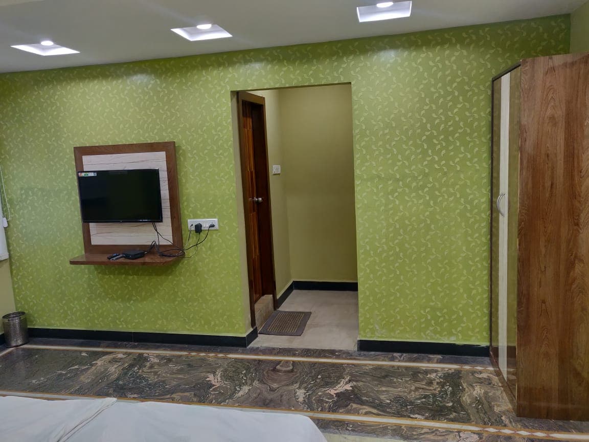 Hotel Kuldeep - Tap to explore photos
