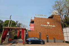 Hotel Grand Petals By WB Inn