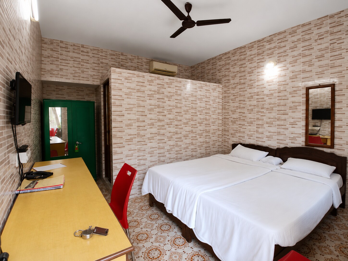 Selfia Guest House - Tap to explore photos