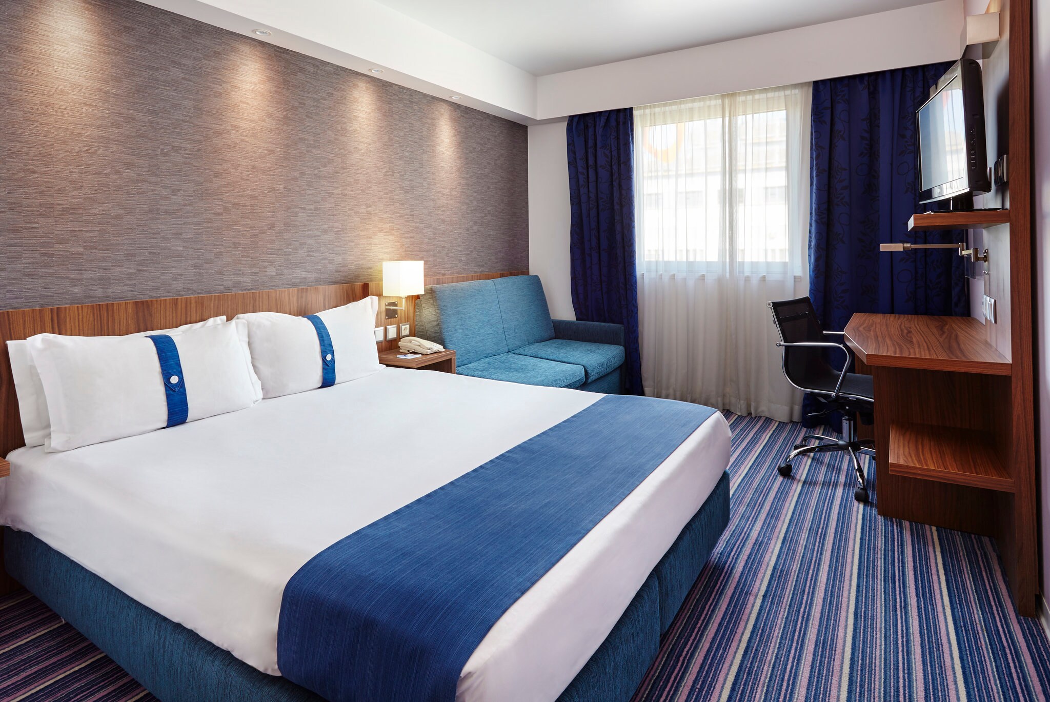 Holiday Inn Express Lisbon - Alfragide - Tap to explore photos
