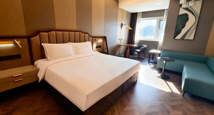 Holiday Inn Beijing Chang An West Room Type - 1 King Premium Lounge Access