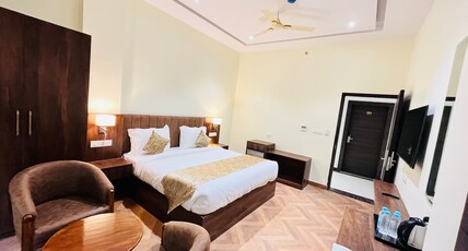 Hotel Ekas - 200 M from Charbagh Railway Station Room Type - DELUXE ROOM