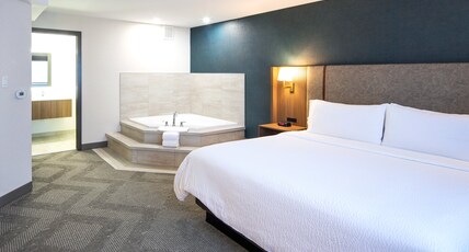 Holiday Inn HINTON Room Type - 1 Bedroom King Suite Jetted Tub