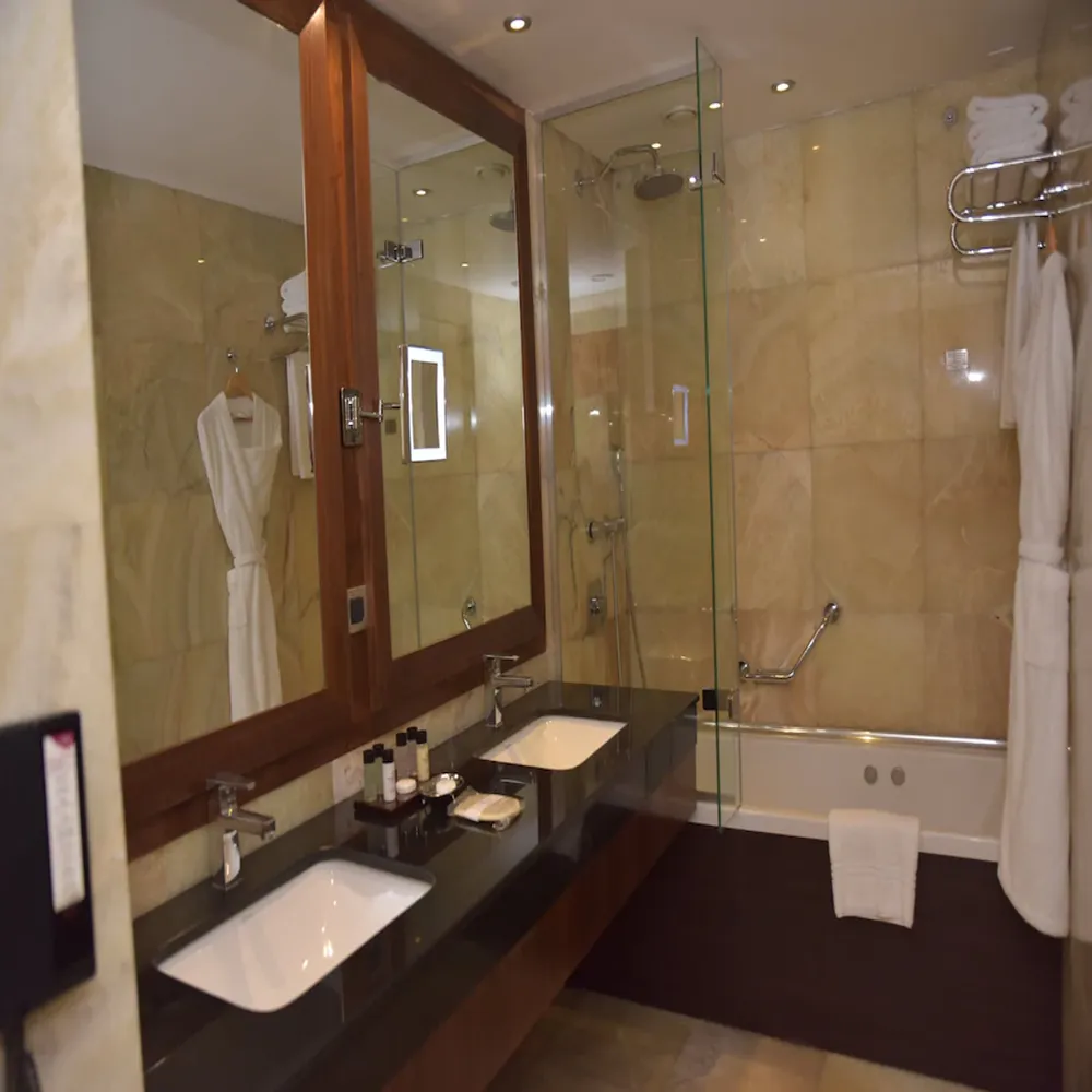 CROWNE PLAZA ISTANBUL HARBIYE HOTEL Room Type - 1 King Premium Lounge Access CROWNE PLAZA ISTANBUL HARBIYE HOTEL Room Type - 1 King Premium Lounge Access