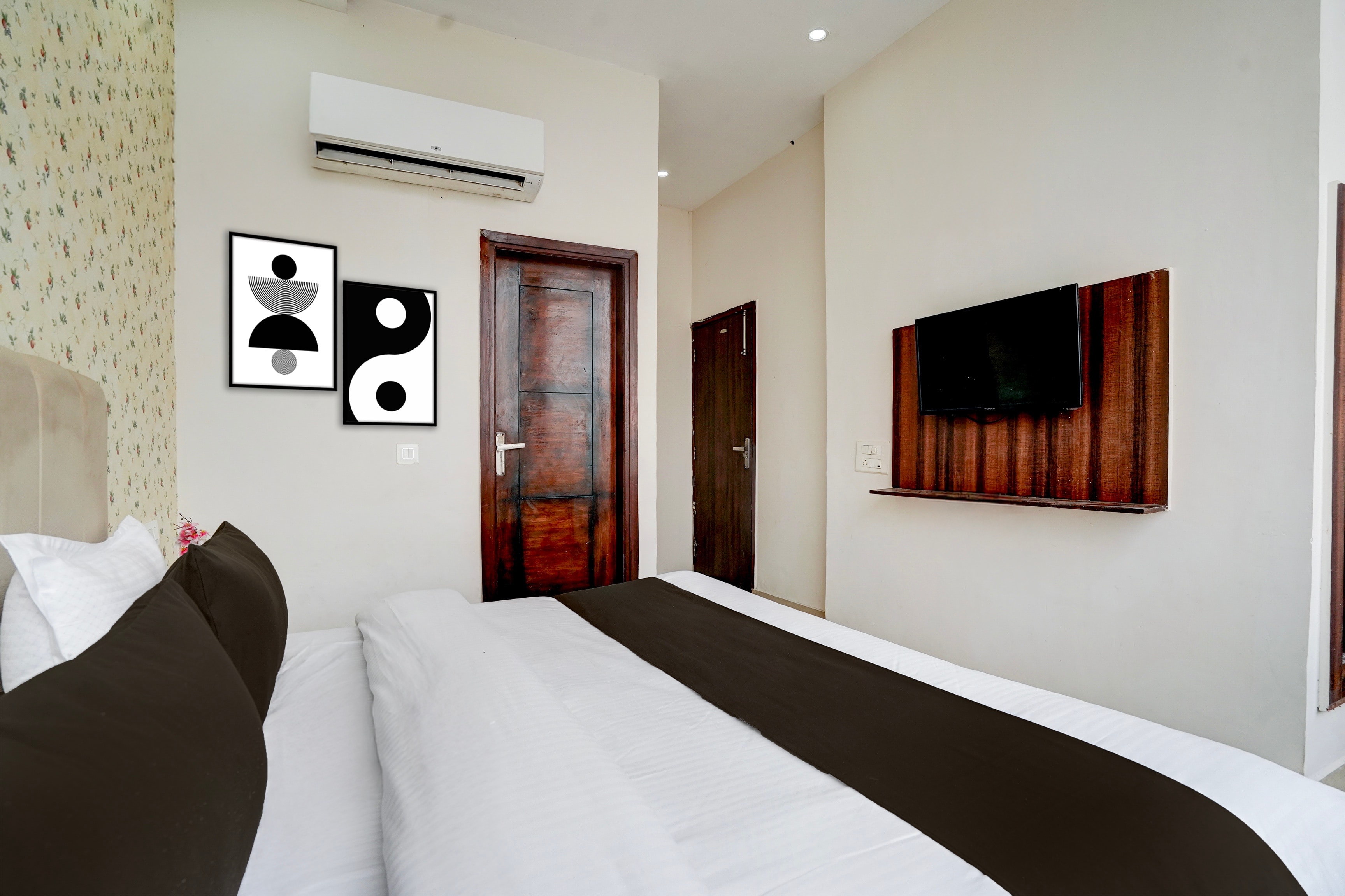 Flagship OYO hotel Formerly Lavish - Tap to explore photos