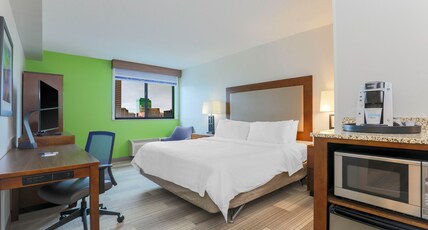 Holiday Inn Express Hotel & Suites Fort Worth Downtown Room Type - 1 King Standard Mobility Accessible Tub