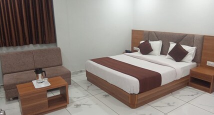 Hotel Raj Villa Room Type - Deluxe Room