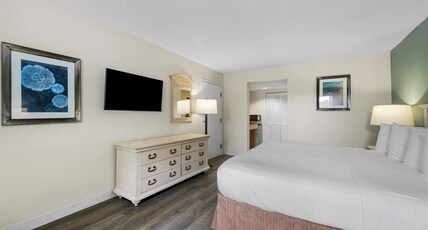 Best Western Gateway to the Keys Room Type - 1 King Bed, Non-Smoking, Microwave And Refrigerator, Wi-Fi, Full Breakfast