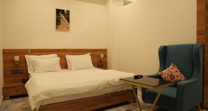 Hotel HS INN | Swimming Pool Rooms Room Type - Super Deluxe Room with Bathtub