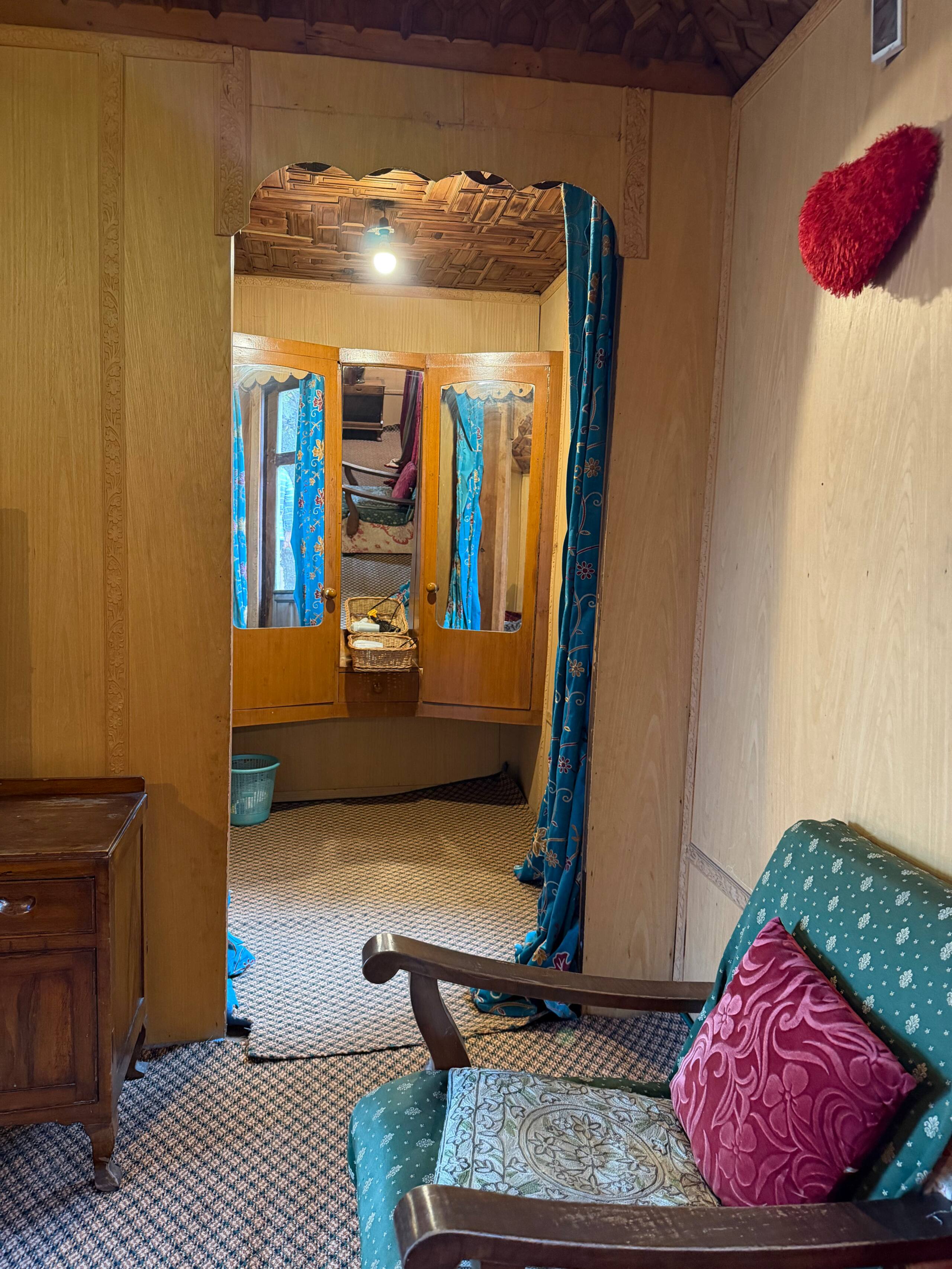 Experience Magic of Kashmir Our Luxury Houseboat - Tap to explore photos