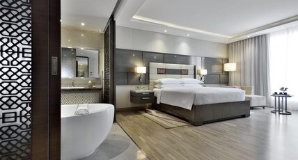 JW Marriott Mumbai Sahar Room Type - Guest Room, 1 King, Pool View, Bathtub