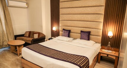 Hotel Royal Palace Room Type - Classic Suite Room with Bathtub