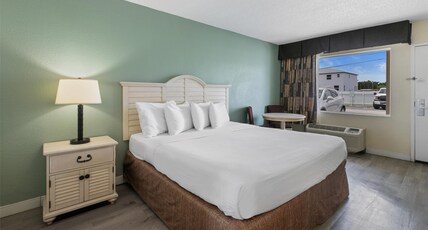 Best Western Gateway to the Keys Room Type - Accessible - 1 King, Mobility Accessible, Communication Assistance, Roll In Shower, Microwave And Re